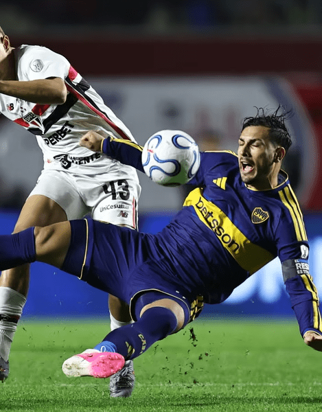 Un jugador de Boca disputa una pelota ante un rival de San Pablo, en referencia a semifinales de la Copa Sudamericana