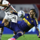 Un jugador de Boca disputa una pelota ante un rival de San Pablo, en referencia a semifinales de la Copa Sudamericana