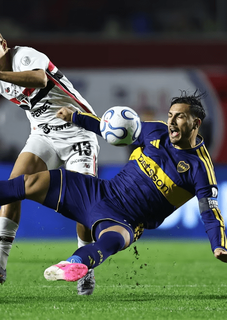 Un jugador de Boca disputa una pelota ante un rival de San Pablo, en referencia a semifinales de la Copa Sudamericana