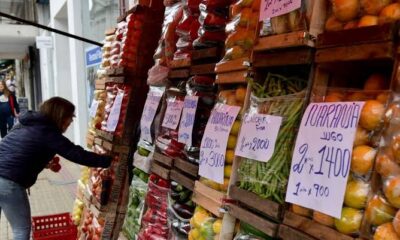 Puesto de verdulería con precios exhibidos, en la nota sobre la canasta alimentaria platense