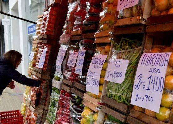 Puesto de verdulería con precios exhibidos, en la nota sobre la canasta alimentaria platense