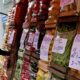 Puesto de verdulería con precios exhibidos, en la nota sobre la canasta alimentaria platense