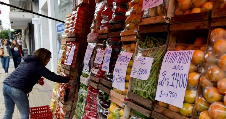Puesto de verdulería con precios exhibidos, en la nota sobre la canasta alimentaria platense