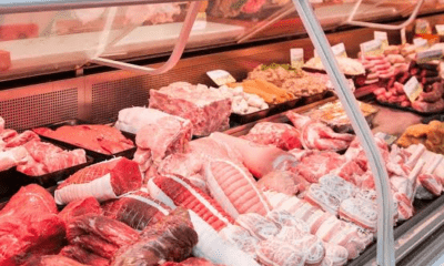 Mostrador de una carnicería con distintos cortes de carne vacuna