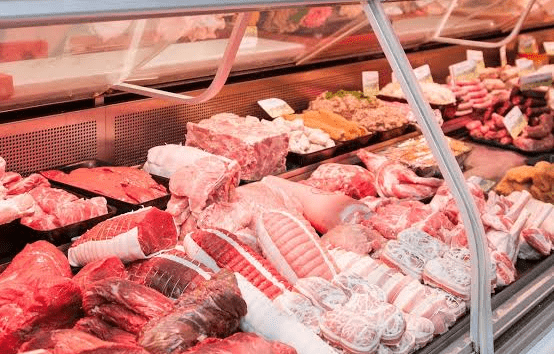 Mostrador de una carnicería con distintos cortes de carne vacuna