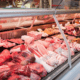 Mostrador de una carnicería con distintos cortes de carne vacuna