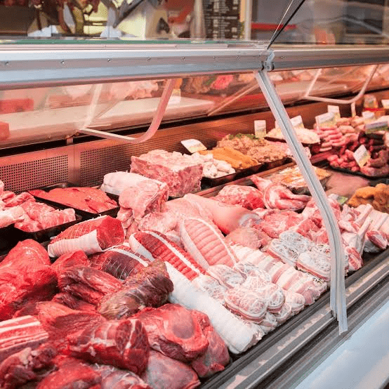 Mostrador de una carnicería con distintos cortes de carne vacuna