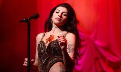 Cazzu durante un show de su gira Latinaje En Vivo