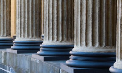 Columnas de un edificio institucional, en referencia al debate del Presupuesto 2027 en el Congreso
