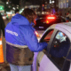 Inspectora municipal realiza un control vehicular nocturno en La Plata