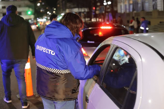 Inspectora municipal realiza un control vehicular nocturno en La Plata