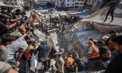 Rescatistas trabajan entre los escombros de un edificio derrumbado en Gaza