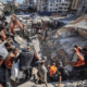 Rescatistas trabajan entre los escombros de un edificio derrumbado en Gaza