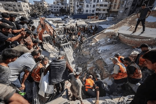 Rescatistas trabajan entre los escombros de un edificio derrumbado en Gaza