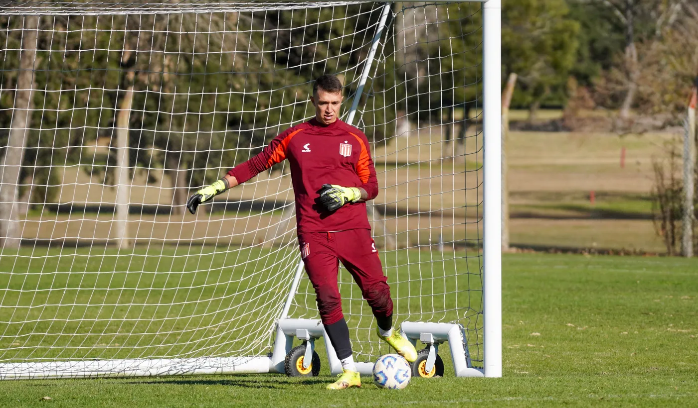 El arquero de Estudiantes durante un entrenamiento, en referencia al partido ante Corinthians