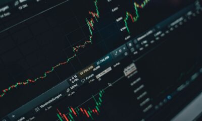 Gráficos de cotizaciones en una pantalla, que ilustran la baja del riesgo país en 485 puntos