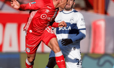 Jugadores de Gimnasia y Argentinos Juniors disputan una pelota aérea