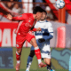 Jugadores de Gimnasia y Argentinos Juniors disputan una pelota aérea