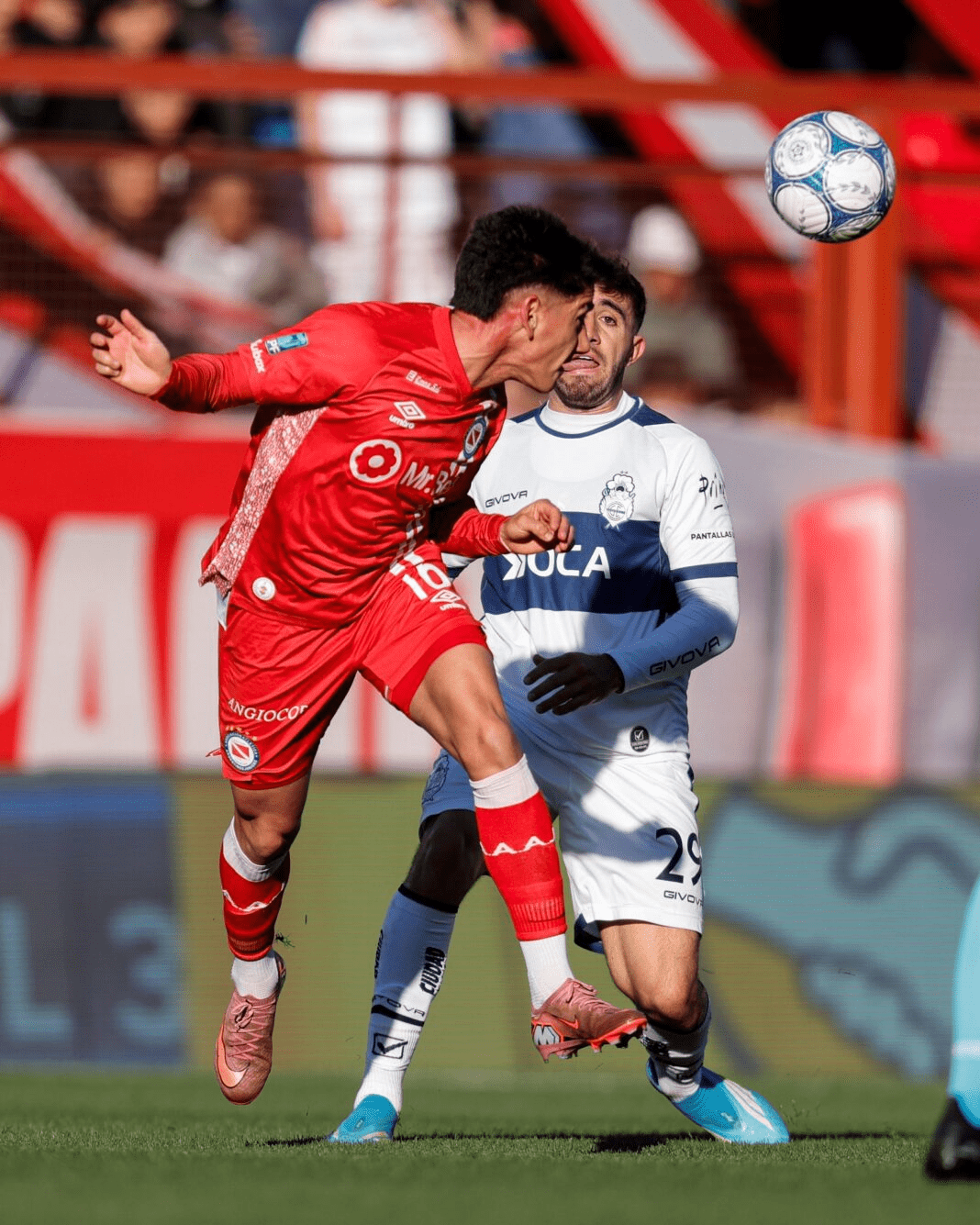 Jugadores de Gimnasia y Argentinos Juniors disputan una pelota aérea