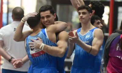 Gimnastas del equipo argentino se abrazan tras ganar el bronce por equipos en los Juegos Suramericanos Santa Fe 2026