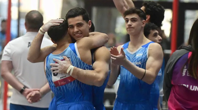 Gimnastas del equipo argentino se abrazan tras ganar el bronce por equipos en los Juegos Suramericanos Santa Fe 2026