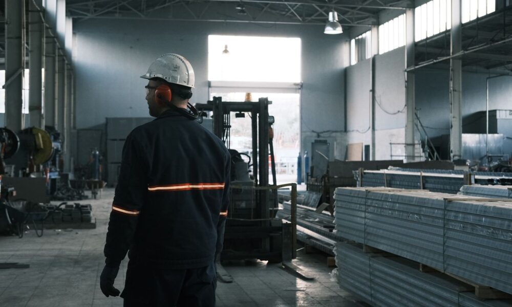 Planta industrial que ilustra la caída de la industria y la construcción en julio