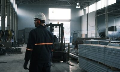 Planta industrial que ilustra la caída de la industria y la construcción en julio