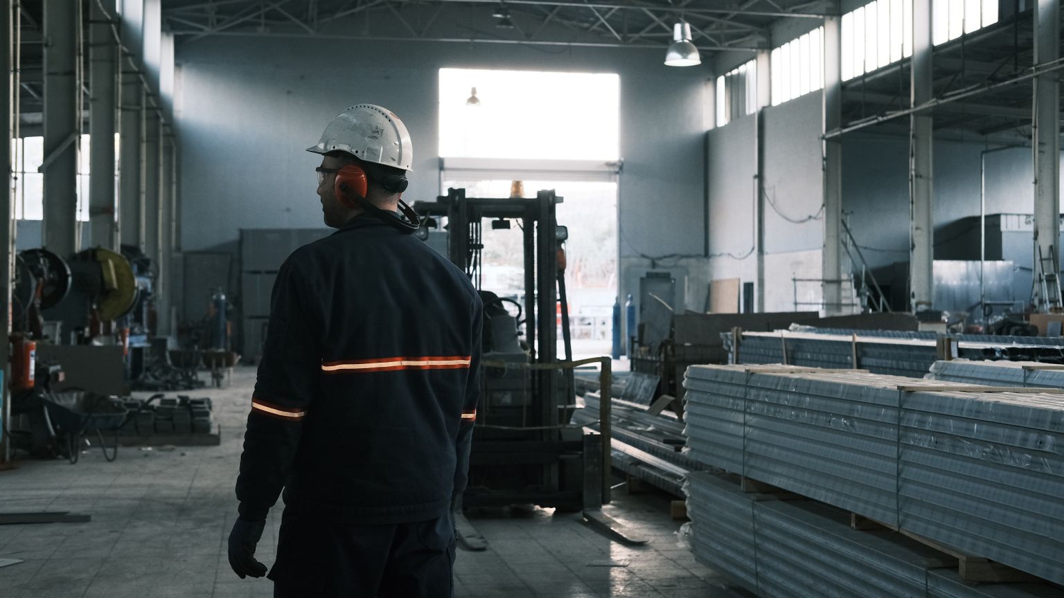Planta industrial que ilustra la caída de la industria y la construcción en julio