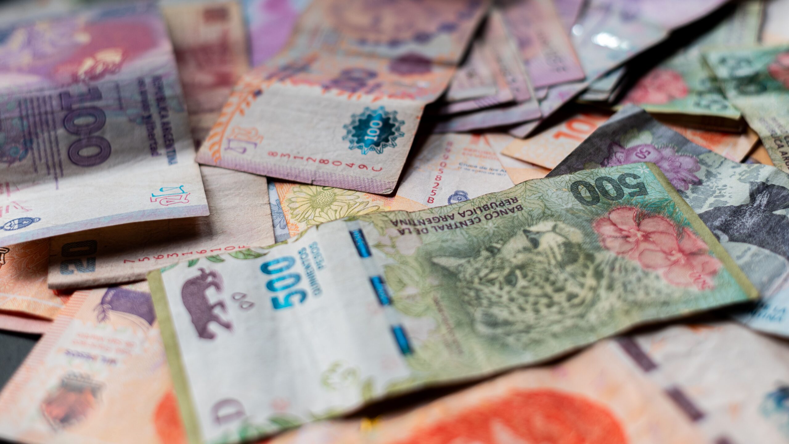 Billetes de pesos argentinos, ilustración de la inflación de agosto