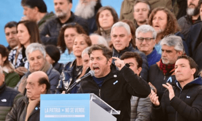 Axel Kicillof habla en un acto con militantes, cartel La Patria No Se Vende