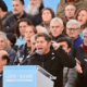 Axel Kicillof habla en un acto con militantes, cartel La Patria No Se Vende