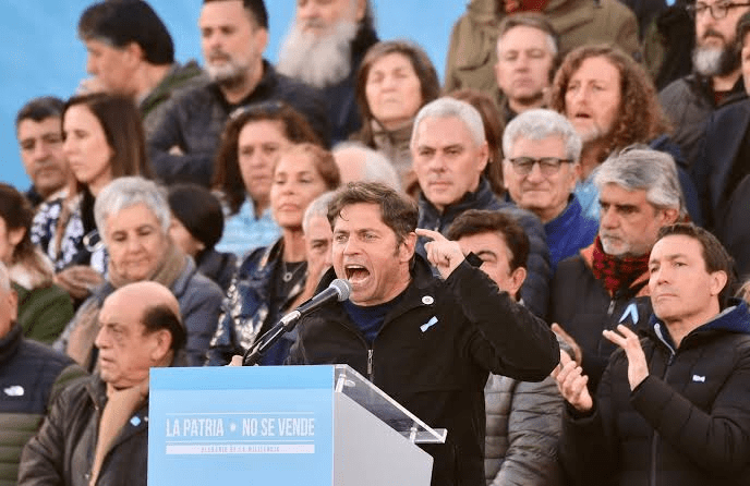 Axel Kicillof habla en un acto con militantes, cartel La Patria No Se Vende
