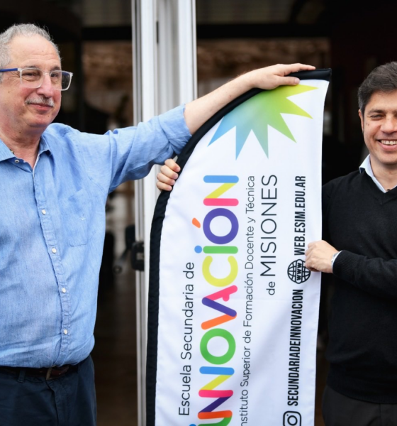 Axel Kicillof junto a un funcionario en un acto en Misiones