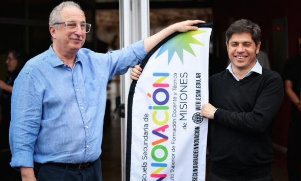 Axel Kicillof junto a un funcionario en un acto en Misiones