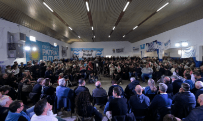 Militantes del Movimiento Derecho al Futuro en el plenario de la Sexta sección