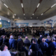 Militantes del Movimiento Derecho al Futuro en el plenario de la Sexta sección