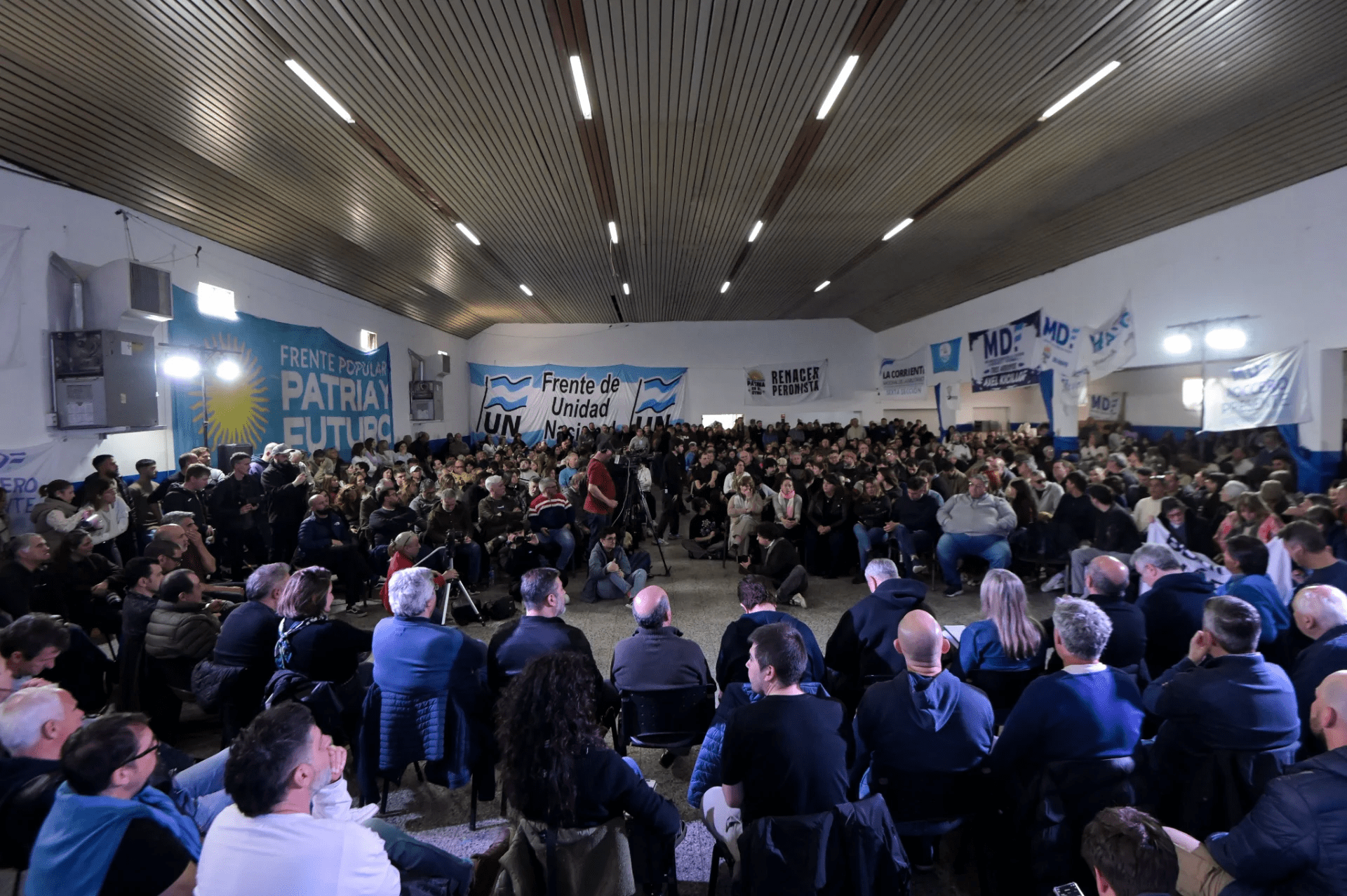 Militantes del Movimiento Derecho al Futuro en el plenario de la Sexta sección