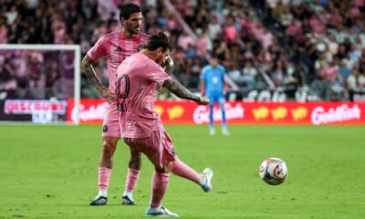 Lionel Messi pateando un tiro libre, sobre el gol de tiro libre de Messi