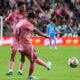 Lionel Messi pateando un tiro libre, sobre el gol de tiro libre de Messi