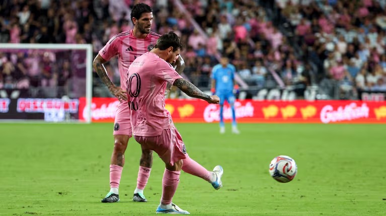 Lionel Messi pateando un tiro libre, sobre el gol de tiro libre de Messi