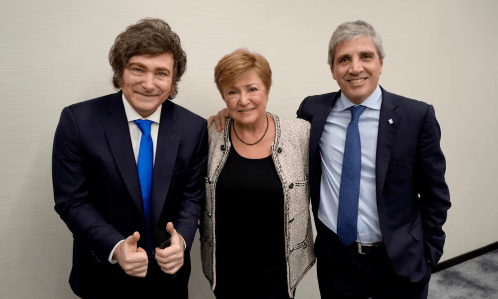 Javier Milei, Kristalina Georgieva y Luis Caputo posan juntos, imagen de la misión del FMI en la Argentina