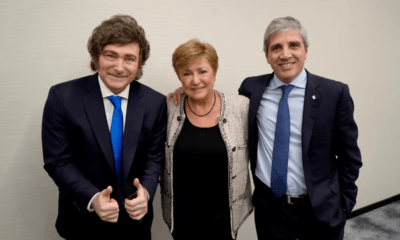 Javier Milei, Kristalina Georgieva y Luis Caputo posan juntos, imagen de la misión del FMI en la Argentina