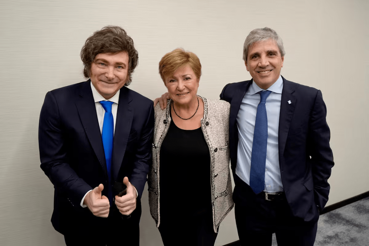 Javier Milei, Kristalina Georgieva y Luis Caputo posan juntos, imagen de la misión del FMI en la Argentina