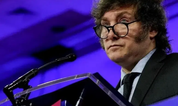 Javier Milei durante un discurso, en el marco de la suspensión de su viaje a Londres