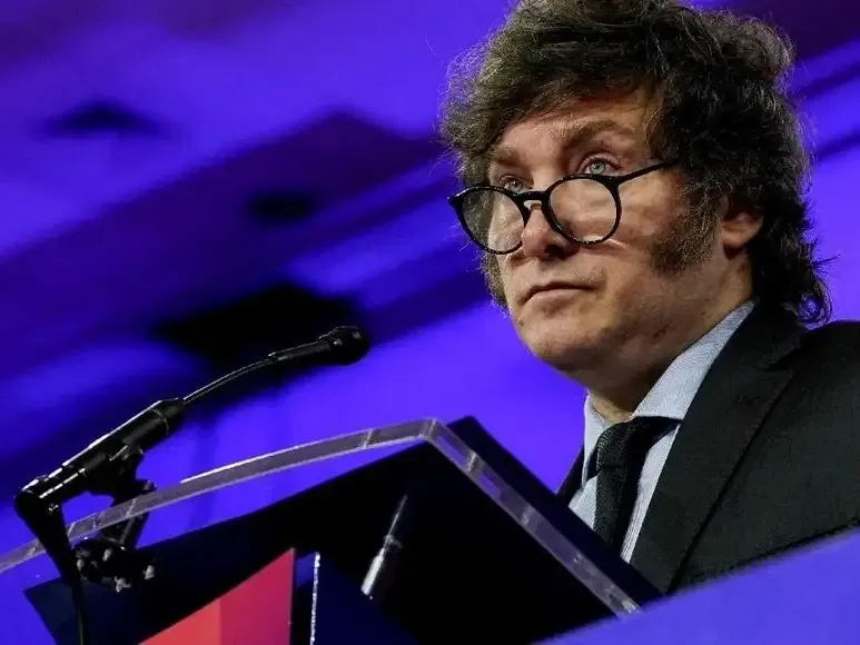 Javier Milei durante un discurso, en el marco de la suspensión de su viaje a Londres