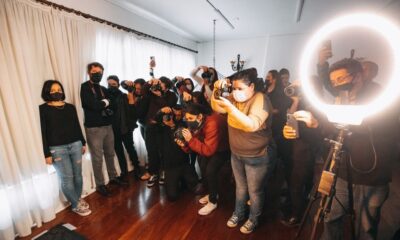Fotógrafos de prensa cubren la llegada de una figura pública a un evento