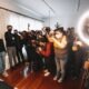 Fotógrafos de prensa cubren la llegada de una figura pública a un evento