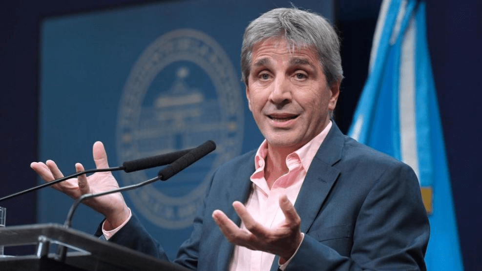 El ministro de Economía Luis Caputo habla en conferencia de prensa sobre el Presupuesto 2027
