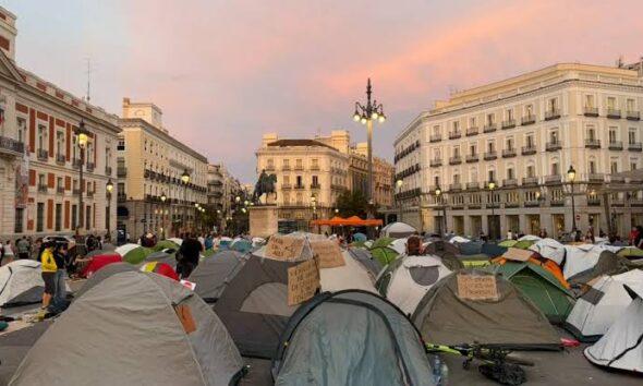 Acampada en Puerta del Sol por el decreto Maricarmen