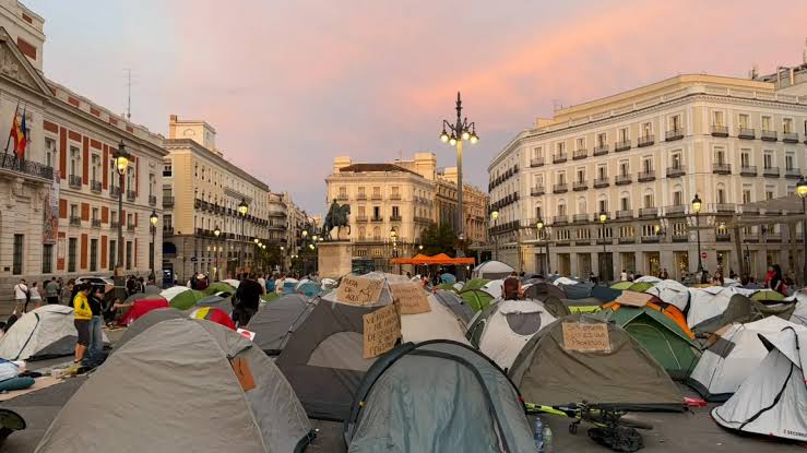 Acampada en Puerta del Sol por el decreto Maricarmen